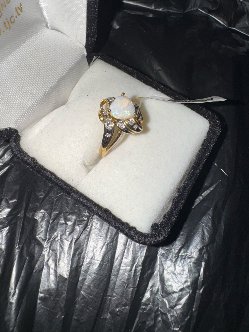 Opal Heart-Shaped Ring in 14K Yellow Gold - Picture 4 of 5